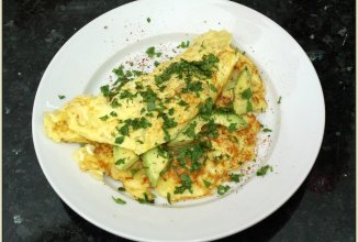 Яичница с сыром и орехом