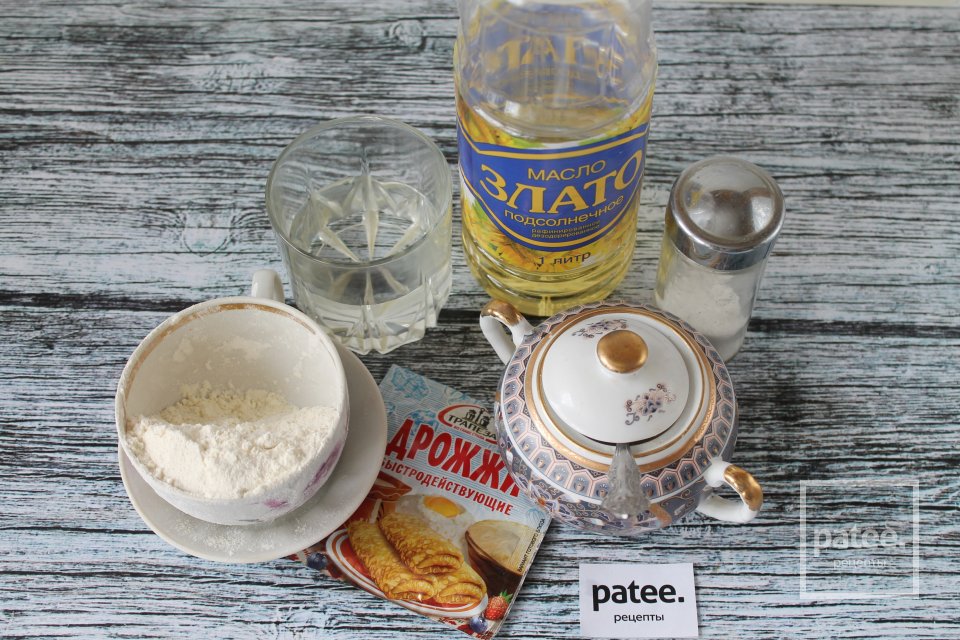 Пирожки с луком и яйцом из дрожжевого теста - Шаг 1