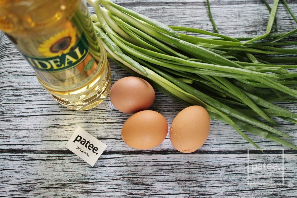 Пирожки с луком и яйцом из дрожжевого теста - Шаг 2