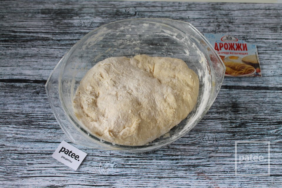 Пирожки с луком и яйцом из дрожжевого теста - Шаг 6