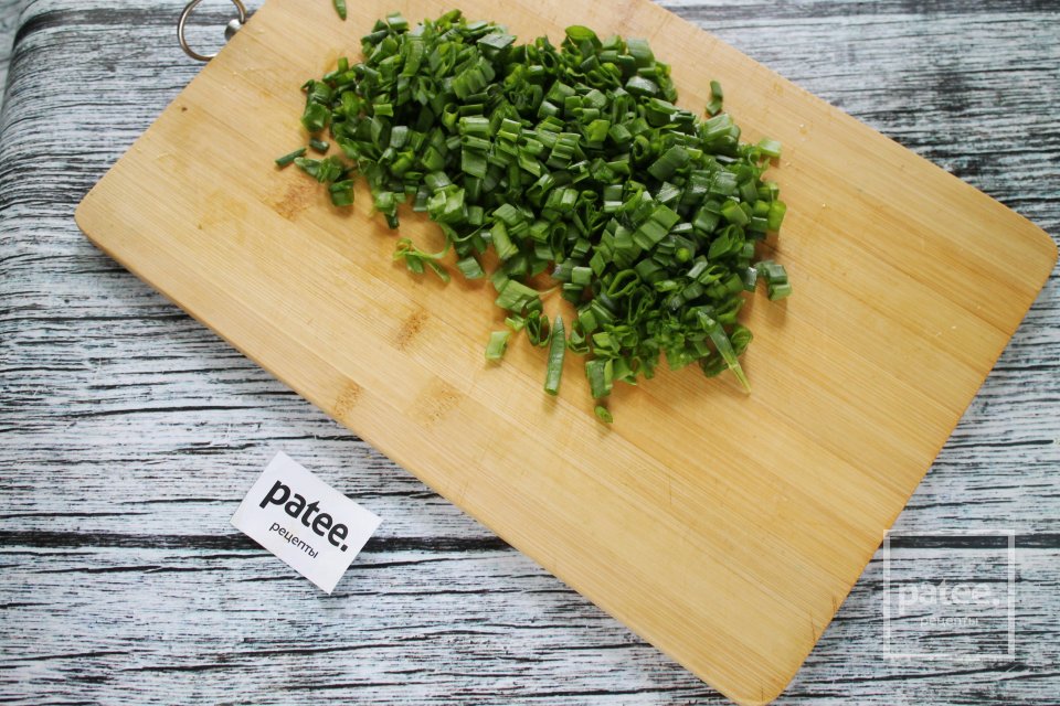 Пирожки с луком и яйцом из дрожжевого теста - Шаг 7