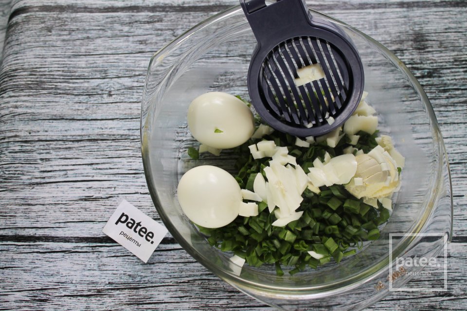 Пирожки с луком и яйцом из дрожжевого теста - Шаг 8