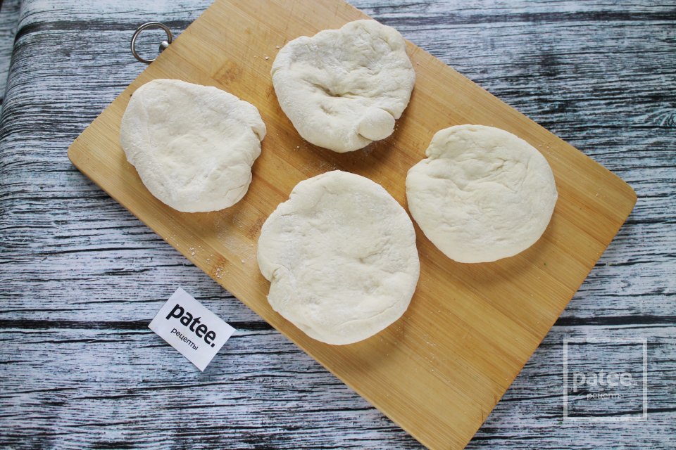 Пирожки с луком и яйцом из дрожжевого теста - Шаг 12