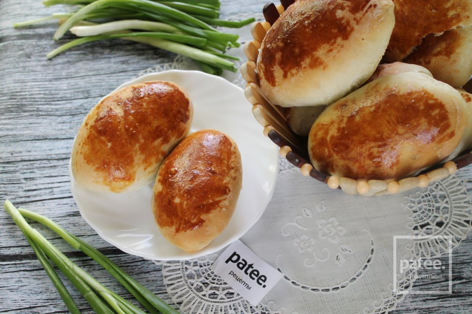 Пирожки с луком и яйцом из дрожжевого теста - Шаг 16