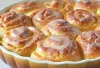 Апельсиновые булочки с молочной глазурью