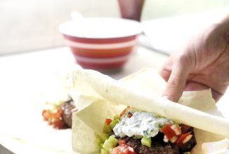 Бургер в лаваші зі свіжим салатом