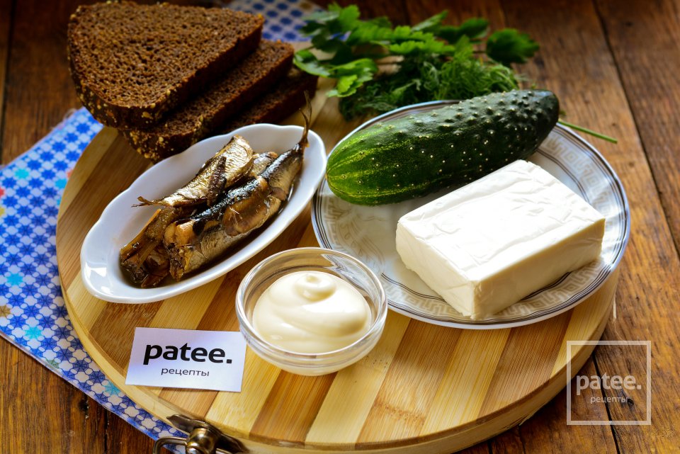 Бутерброды со шпротами и свежим огурцом - Шаг 1