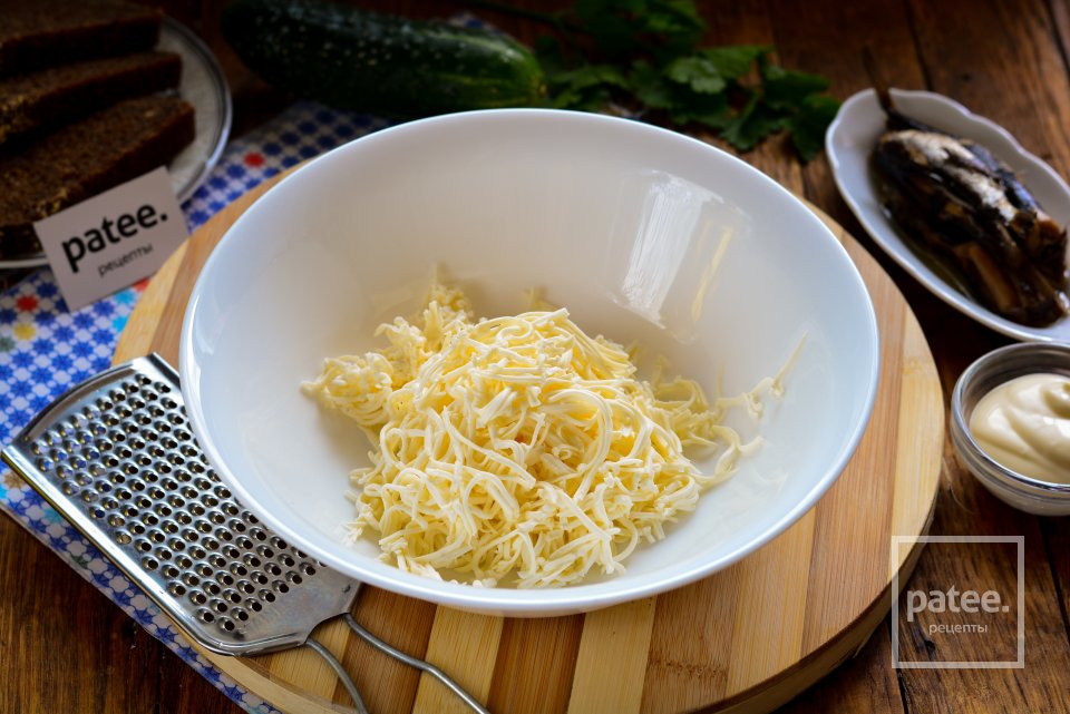 Бутерброды со шпротами и свежим огурцом - Шаг 2