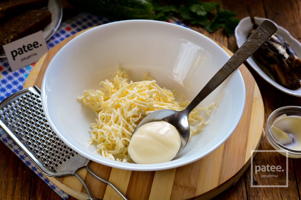 Бутерброды со шпротами и свежим огурцом - Шаг 3