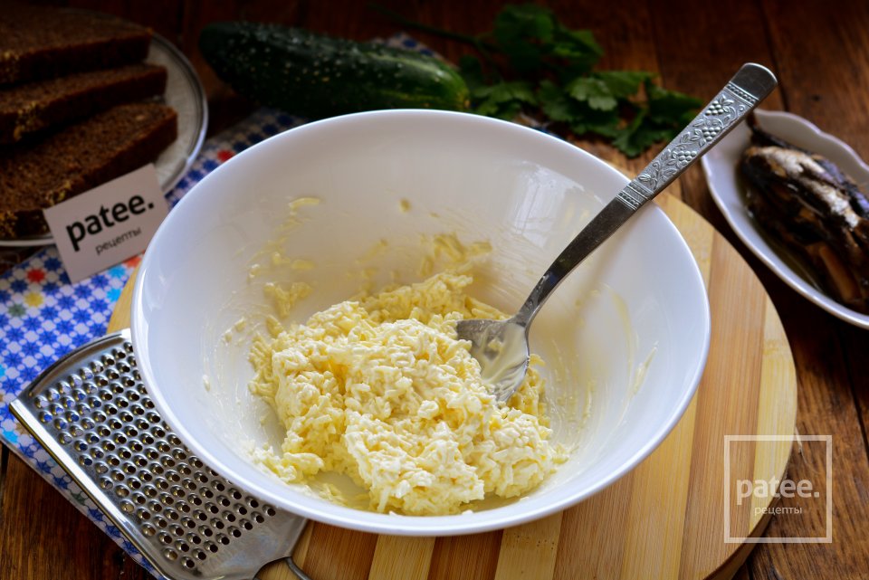 Бутерброды со шпротами и свежим огурцом - Шаг 4