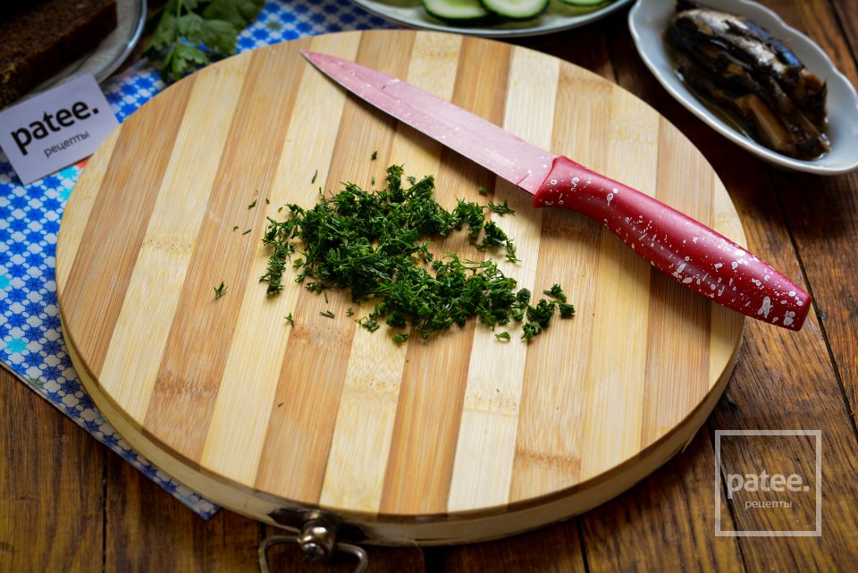 Бутерброды со шпротами и свежим огурцом - Шаг 5