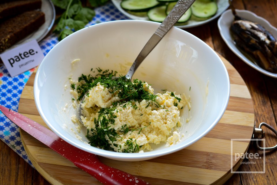 Бутерброды со шпротами и свежим огурцом - Шаг 6