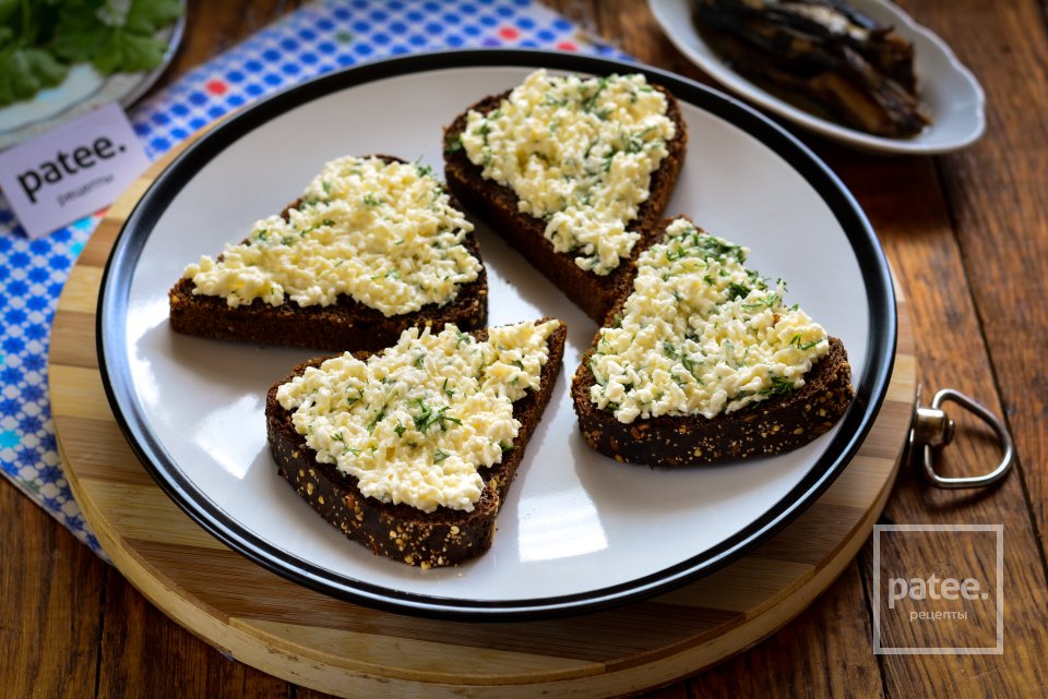 Бутерброды со шпротами и свежим огурцом - Шаг 7