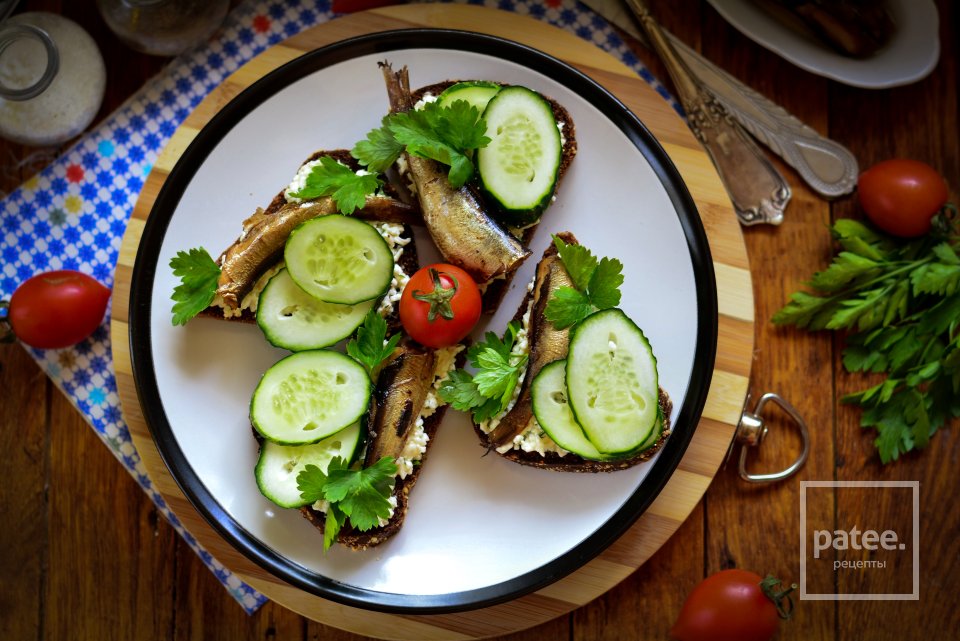 Бутерброды со шпротами и свежим огурцом - Шаг 12