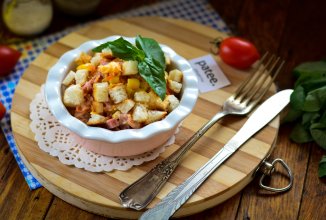 Салат с корейской морковкой, колбасой и сухариками