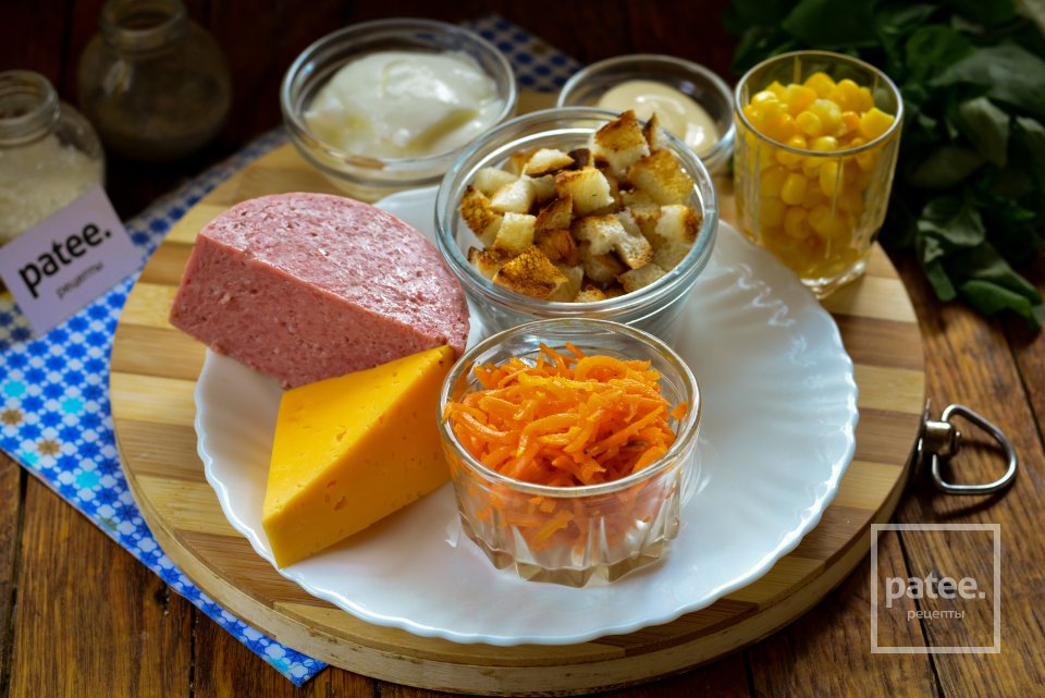 Салат с корейской морковкой, колбасой и сухариками - Шаг 1