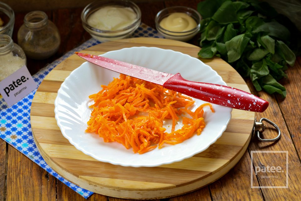 Салат с корейской морковкой, колбасой и сухариками - Шаг 2