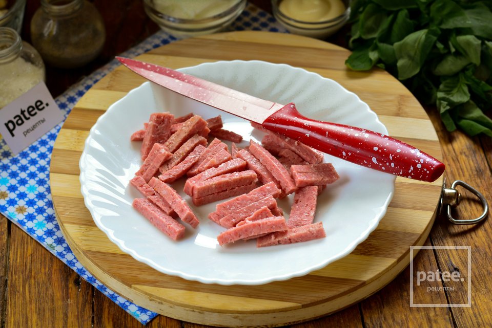 Салат с корейской морковкой, колбасой и сухариками - Шаг 3