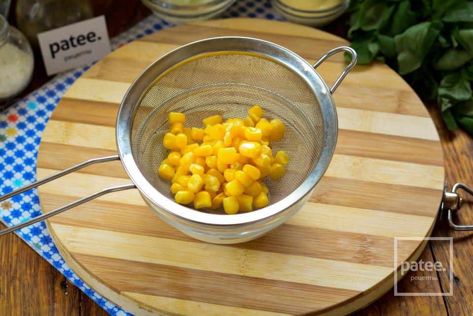 Салат с корейской морковкой, колбасой и сухариками - Шаг 4