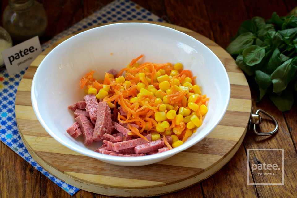 Салат с корейской морковкой, колбасой и сухариками - Шаг 5