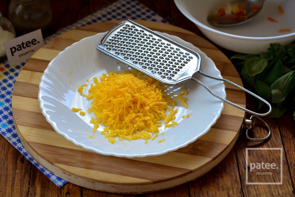 Салат с корейской морковкой, колбасой и сухариками - Шаг 6