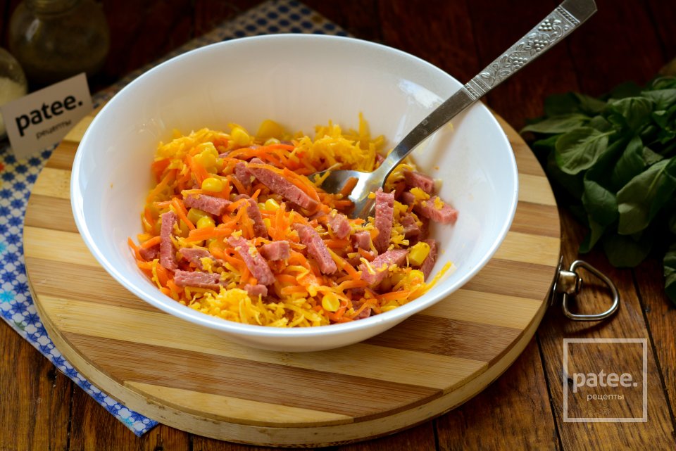 Салат с корейской морковкой, колбасой и сухариками - Шаг 7