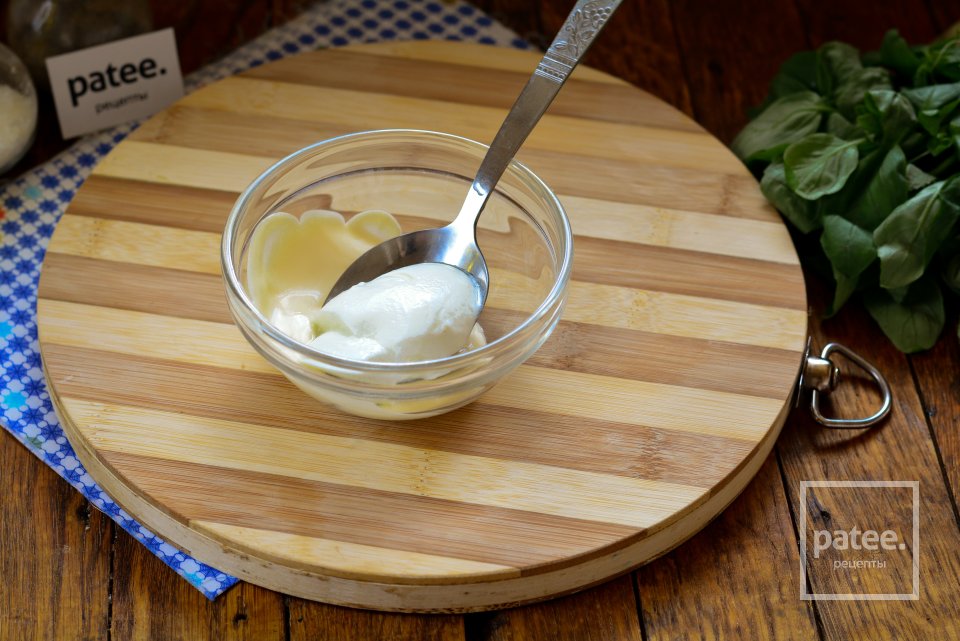 Салат с корейской морковкой, колбасой и сухариками - Шаг 8