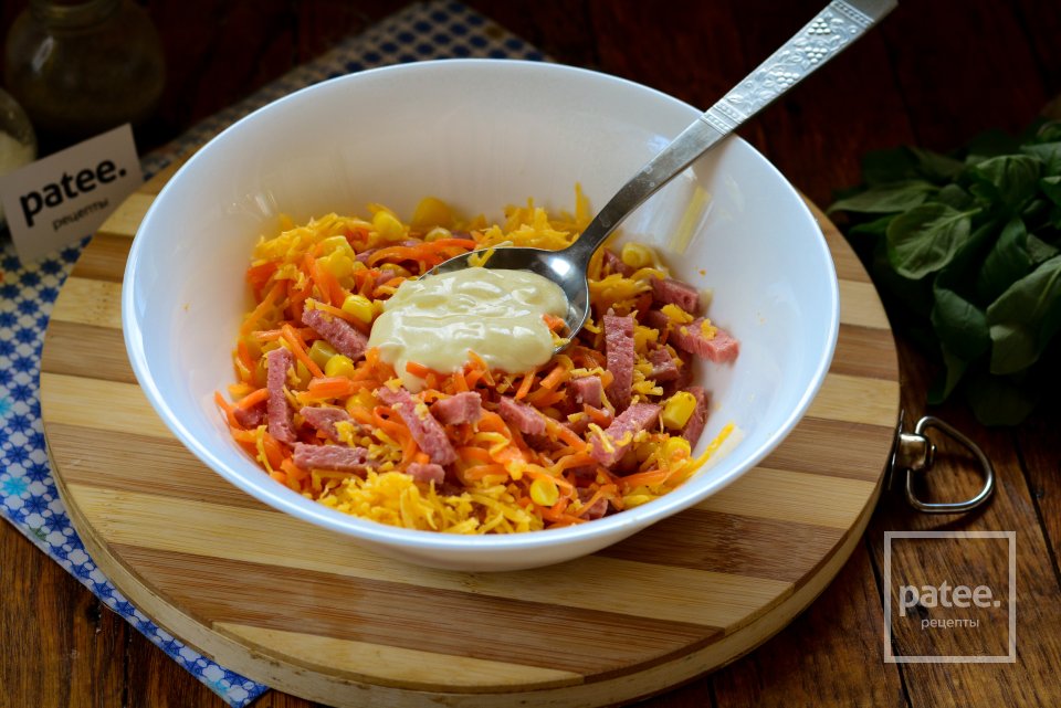 Салат с корейской морковкой, колбасой и сухариками - Шаг 9