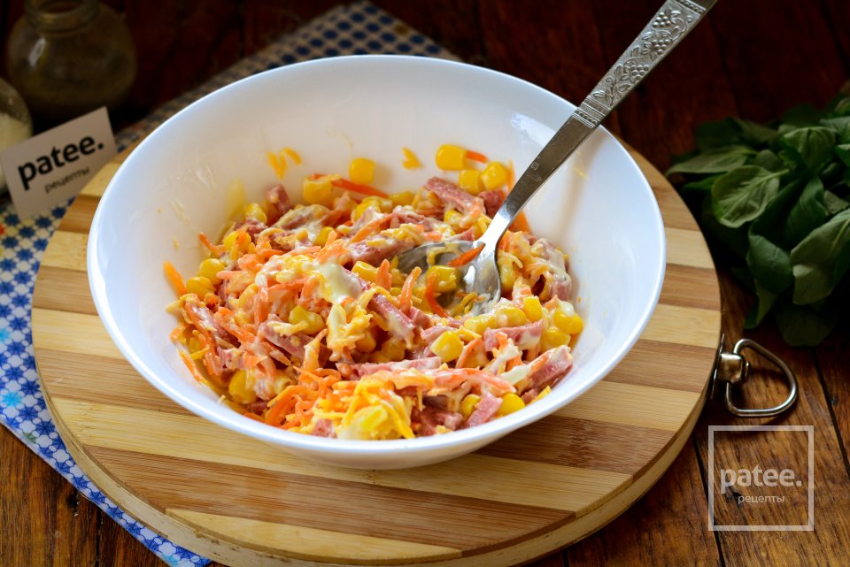 Салат с корейской морковкой, колбасой и сухариками - Шаг 10