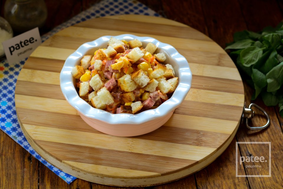 Салат с корейской морковкой, колбасой и сухариками - Шаг 12