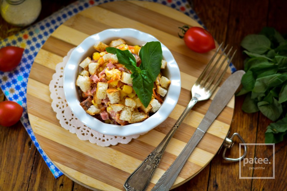 Салат с корейской морковкой, колбасой и сухариками - Шаг 13