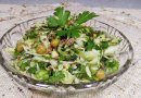 Зелёный салат из свежей капусты с огурцами