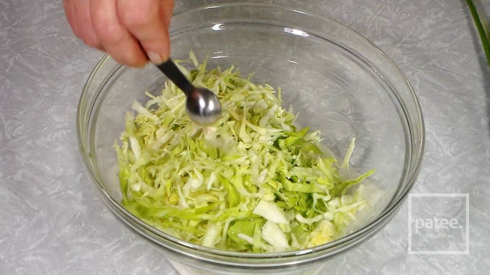 Зелёный салат из свежей капусты с огурцами - Шаг 2