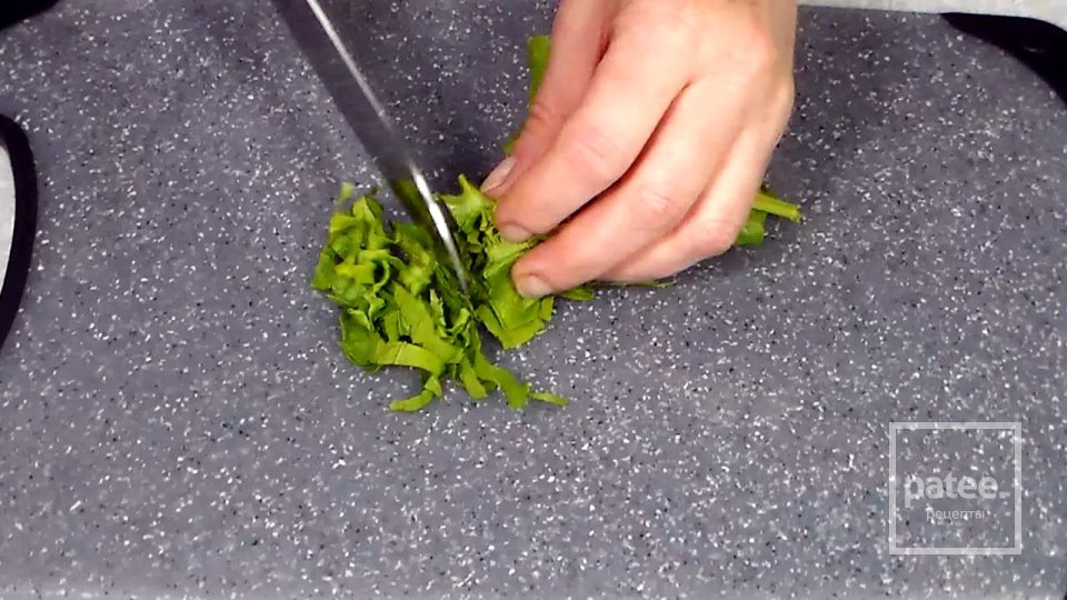 Зелёный салат из свежей капусты с огурцами - Шаг 3