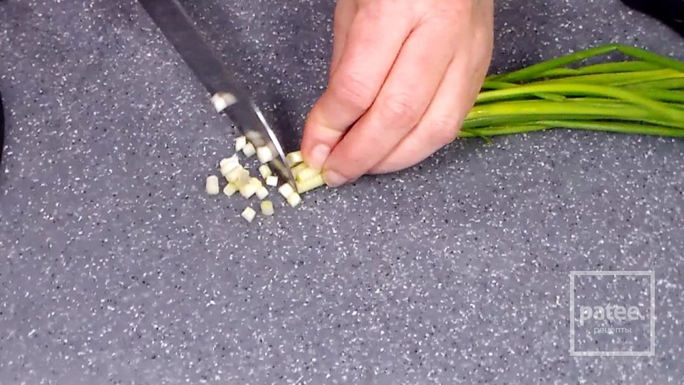 Зелёный салат из свежей капусты с огурцами - Шаг 4