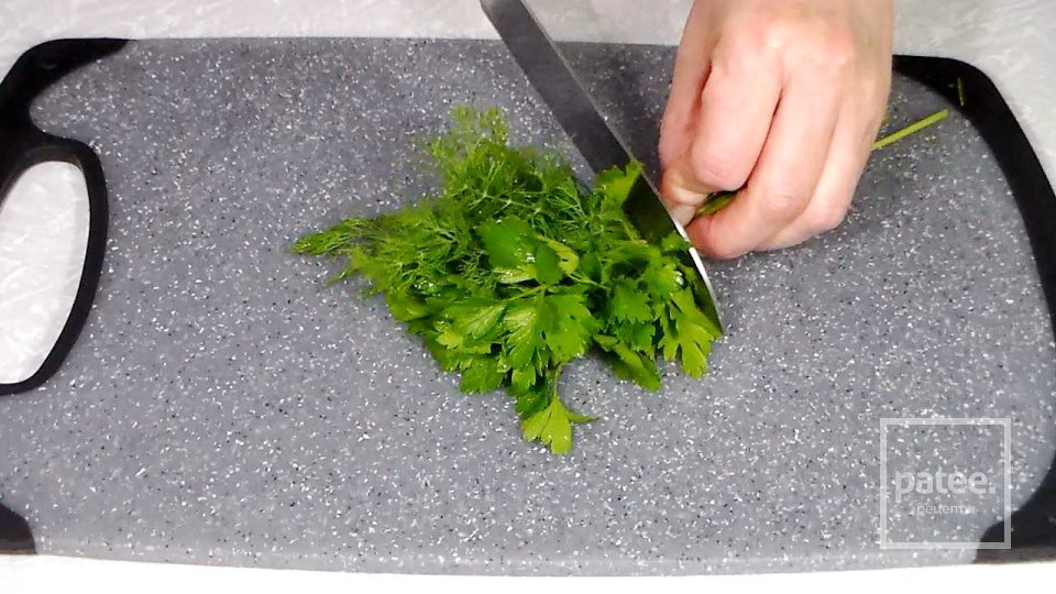 Зелёный салат из свежей капусты с огурцами - Шаг 5