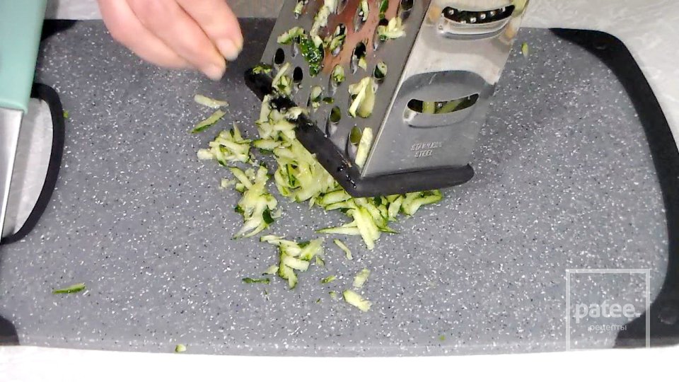 Зелёный салат из свежей капусты с огурцами - Шаг 6