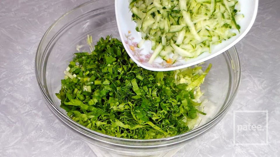 Зелёный салат из свежей капусты с огурцами - Шаг 7