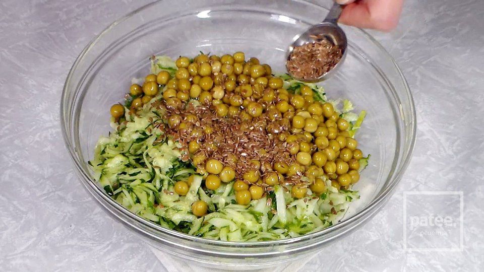 Зелёный салат из свежей капусты с огурцами - Шаг 8