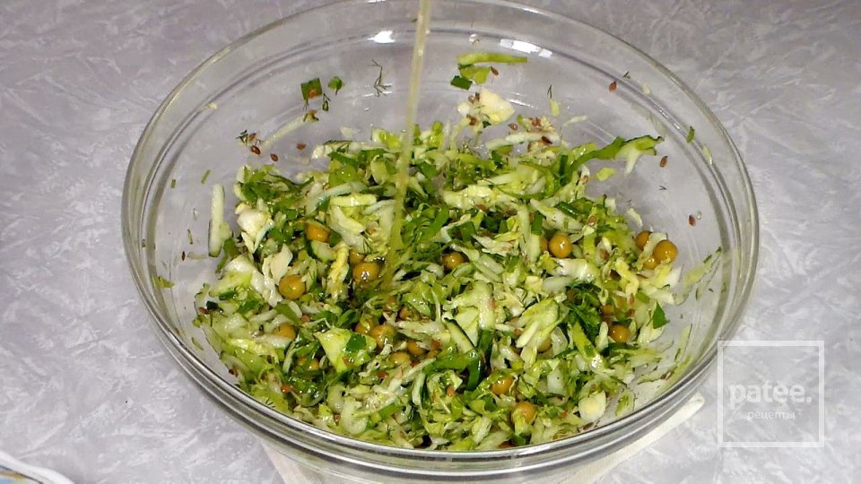 Зелёный салат из свежей капусты с огурцами - Шаг 9
