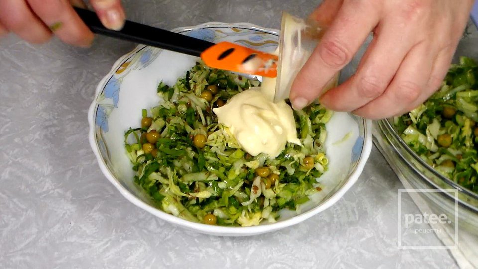 Зелёный салат из свежей капусты с огурцами - Шаг 10