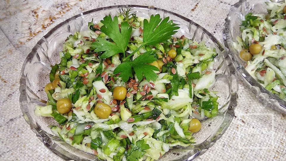 Зелёный салат из свежей капусты с огурцами - Шаг 11