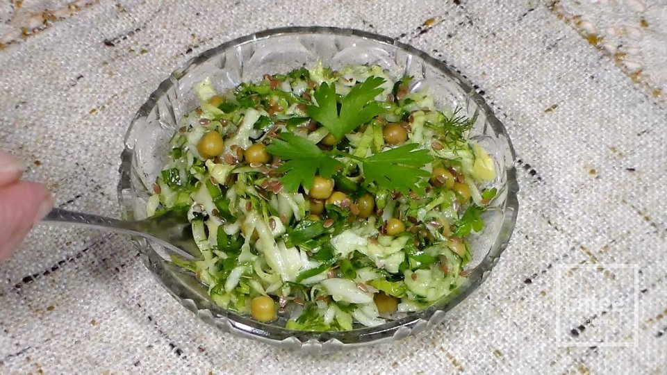 Зелёный салат из свежей капусты с огурцами - Шаг 12