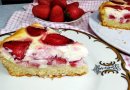 Пирог с творогом и клубникой