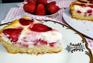 Пирог с творогом и клубникой