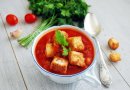 Томатный суп с фасолью и гренками