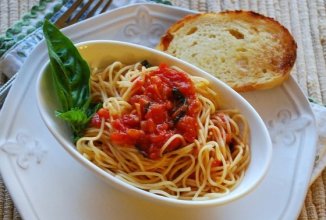 Паста со свежими овощами и базиликом