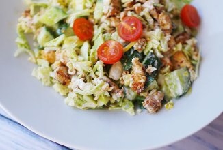 Вкусный салат с яичным блином