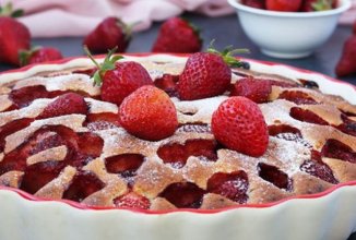 Пирог с клубникой на кефире