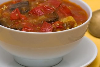 Тушеный баклажан с капустой